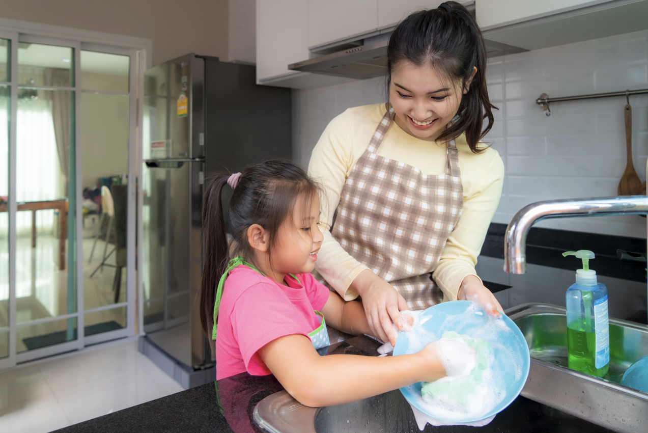 mengacaukan makanan anak, manfaat eksplorasi makanan, anak bermain makanan, tips mendukung makan anak, Bunda, si Kecil